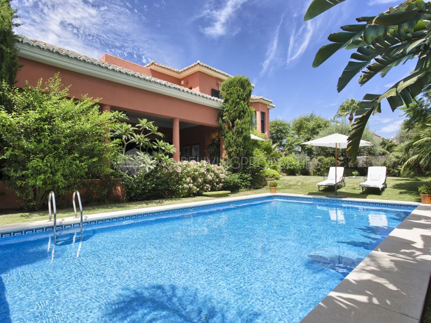 Villa in Altos de Puente Romano, Marbella Golden Mile
