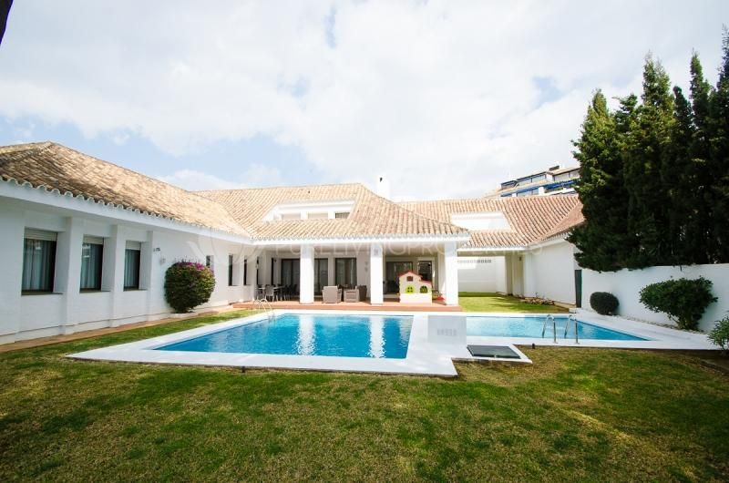 Beautiful and chamful Sea Side Villa in Puerto Banus