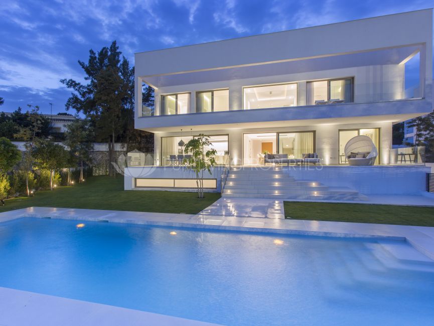 A modern top quality villa by the beach in Estepona.