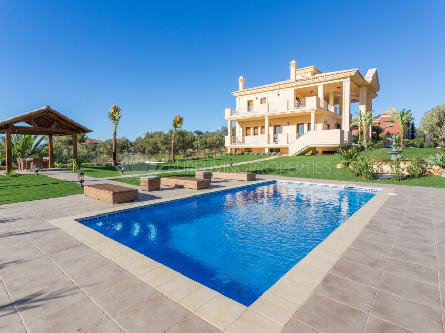 Neoclassic Villa in Altos de Puente Romano