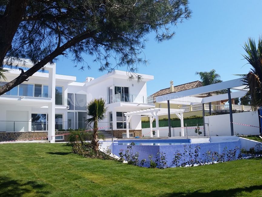 Modern 6 bedroom villa in Nueva Andalucia.