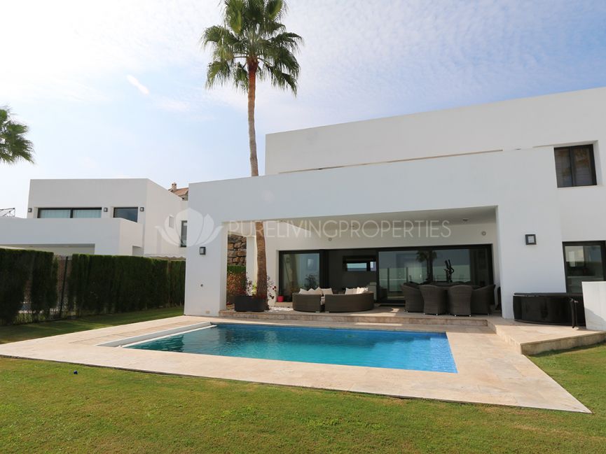 Sunny modern villa with wonderful views in Benahavis
