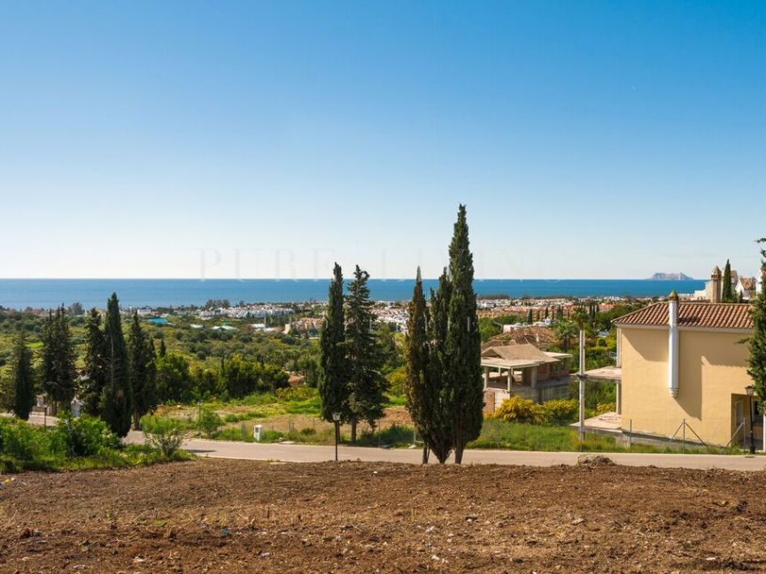 Large southwest facing plot in Paraiso Alto