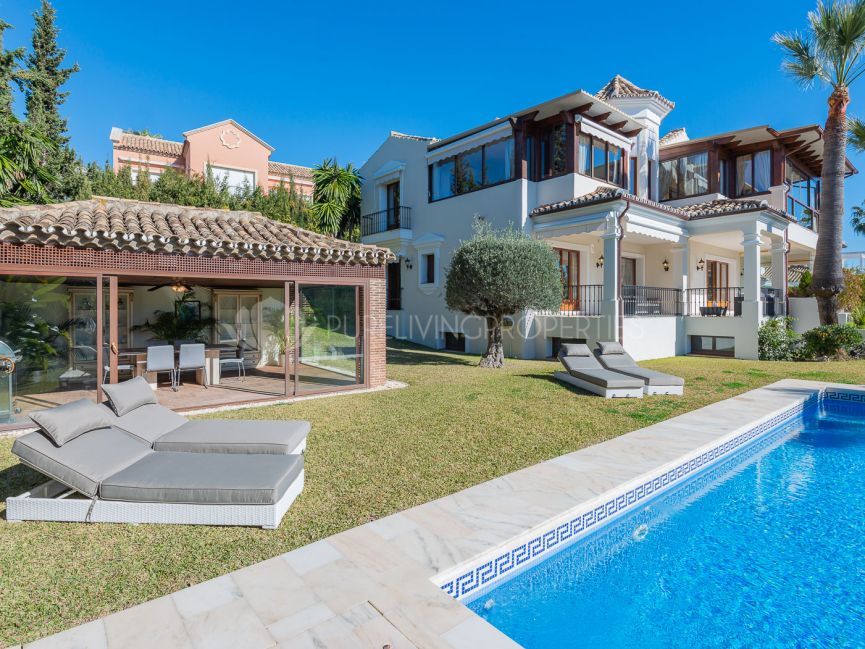 Elegante Villa con Vistas en Sierra Blanca.
