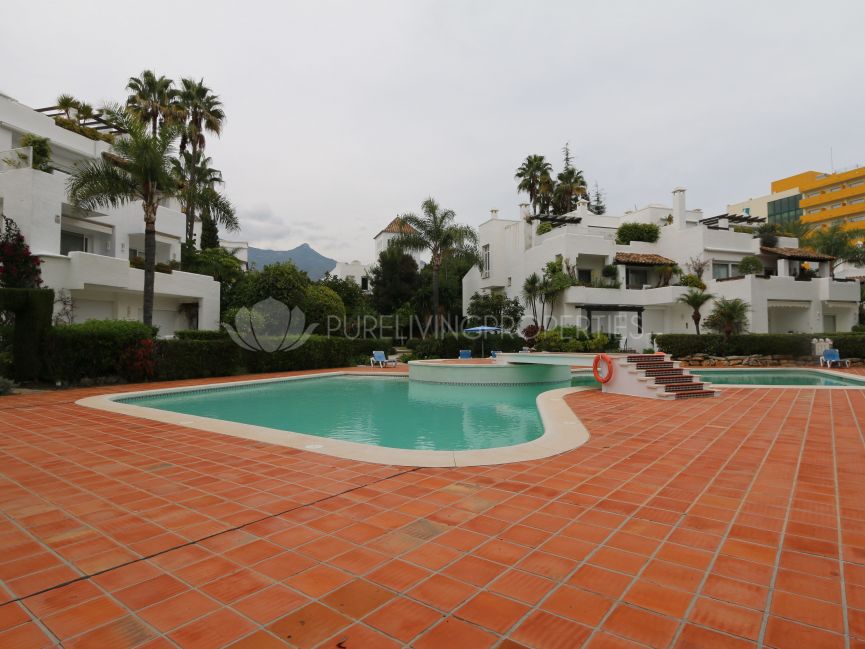 Beautiful apartment with a private garden in Alhambra del Mar.