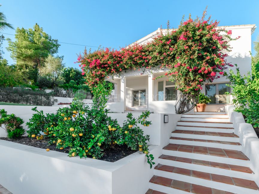 Villa for sale in El Rosario, Marbella East.