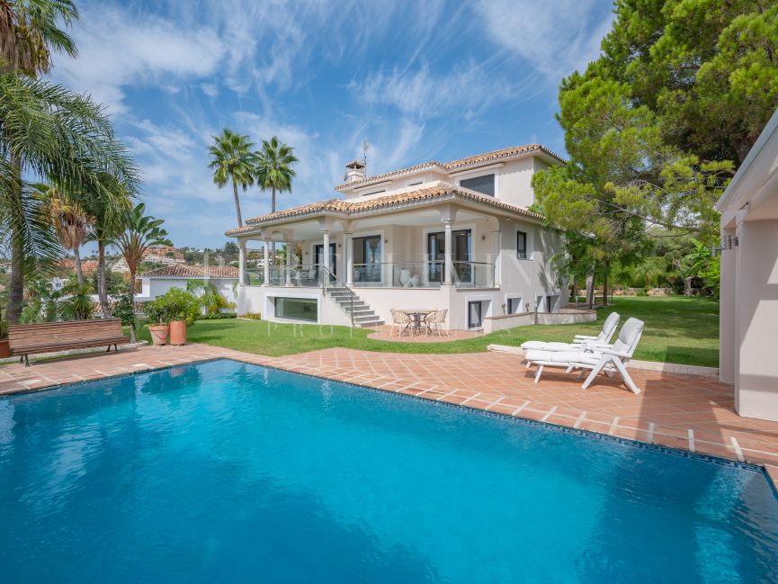 Classic style family villa in Nueva Andalucia
