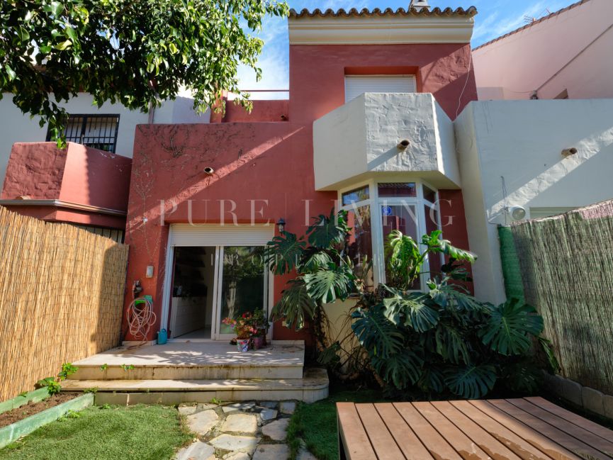 Nicely located townhouse in Selwo, Estepona