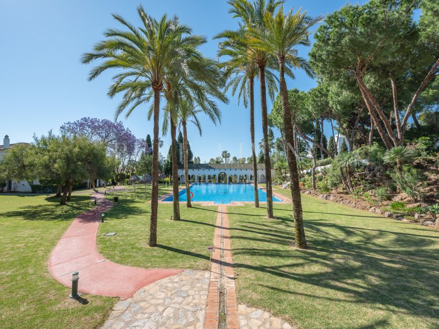 Three bedroom southwest facing penthouse in Señorio de Marbella