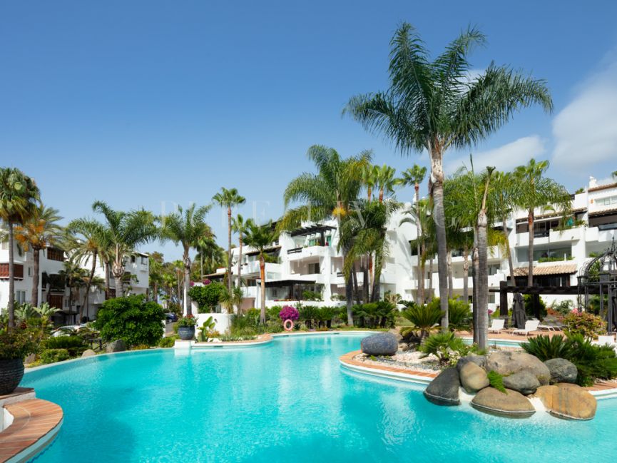 Stunning beachside four bedroom apartment in Marina Puente Romano