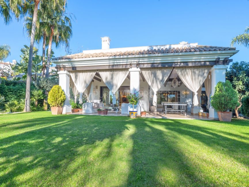 Charming five-bedroom villa in an exclusive gated community in Marbella Golden Mile