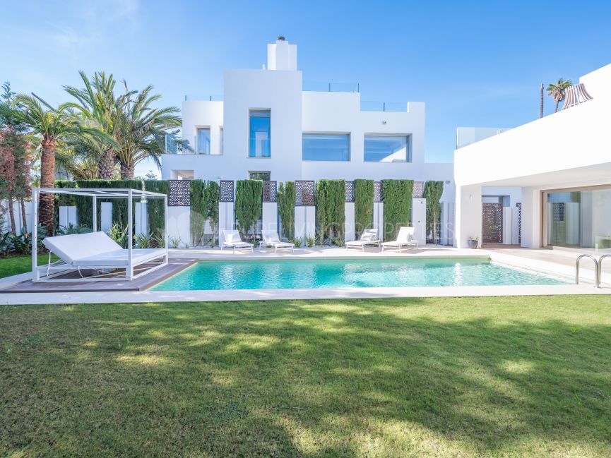 Villa contemporánea a estrenar en segunda línea de playa en la Milla de Oro de Marbella