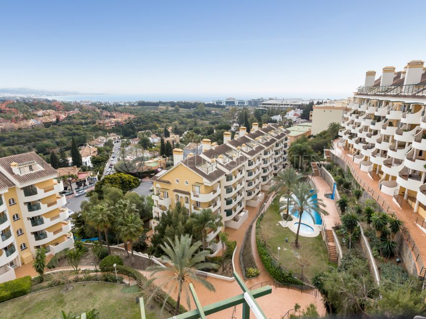 Renovated two bedroom penthouse in Señorio de Aloha