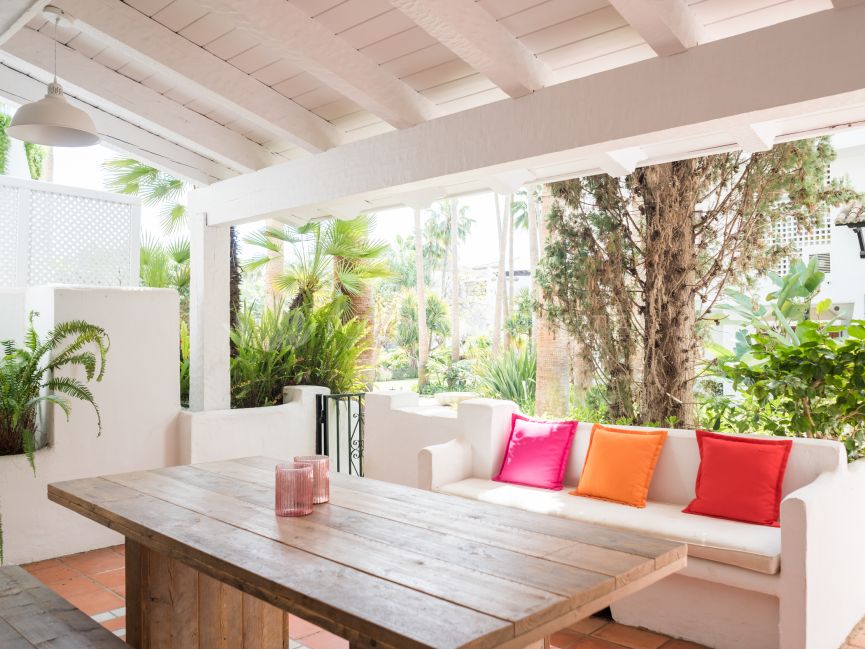 Bright and modern three bedroom ground-floor apartment in Puente Romano