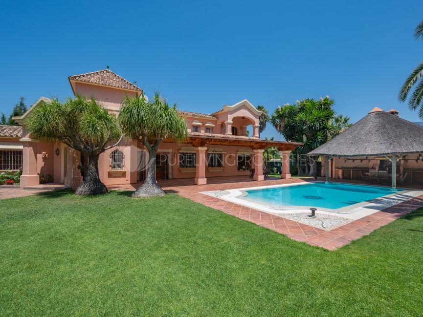 Four bedroom villa in Nueva Andalucia with great potential