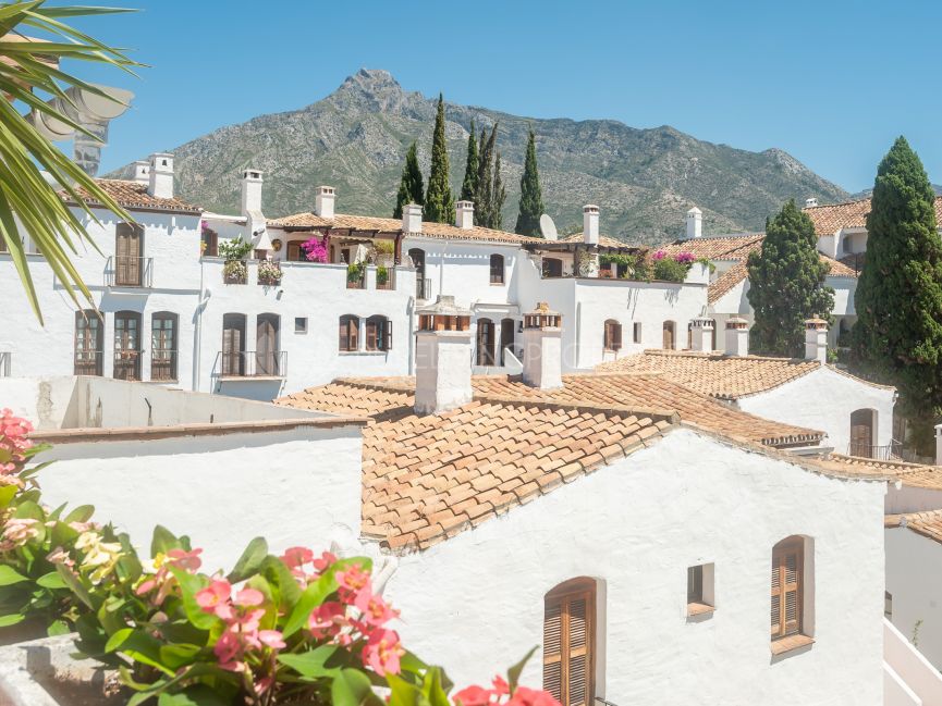 Espléndido ático en Señorio de Marbella con vistas panorámicas al mar y montaña