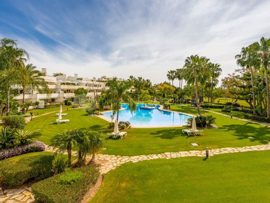 Renovated two bedroom apartment frontline to Las Brisas Golf