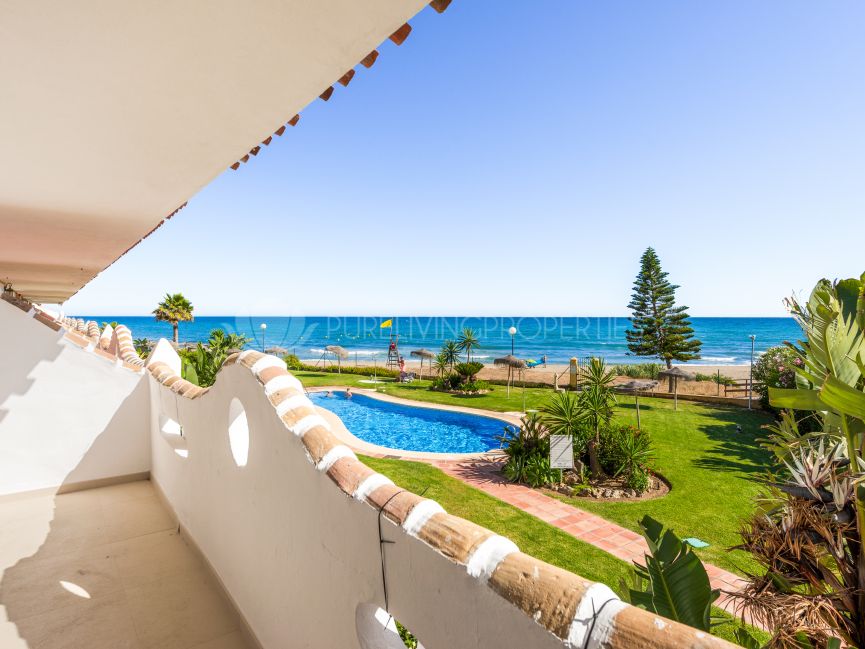 Sunny two-bedroom apartment on the beachfront in Calahonda