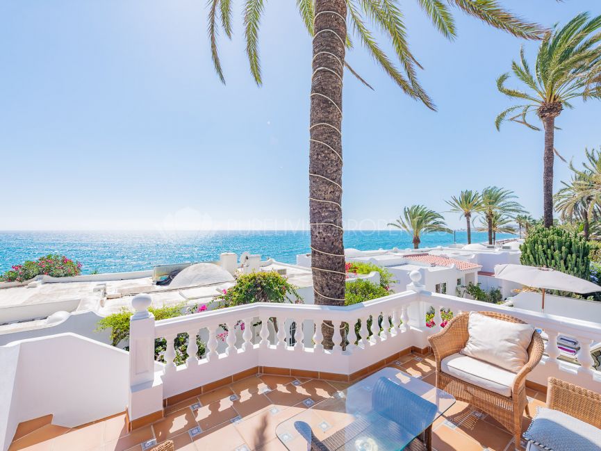 Frontline beach townhouse in Oasis Club, Golden Mile