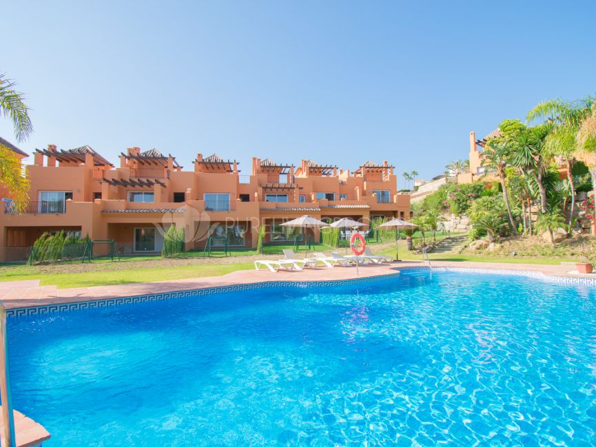 Espléndida casa adosada de tres dormitorios ubicada en la bien establecida Atalaya, Estepona.