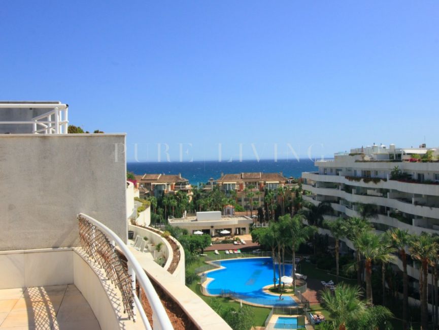 Ático perfecto con piscina privada y vistas al mar en Puerto Banús