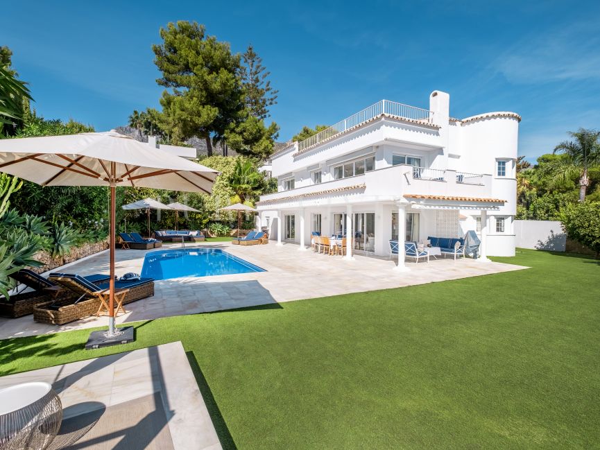 Villa renovada con vistas panorámicas al mar en Altos Reales, en la Milla de Oro de Marbella