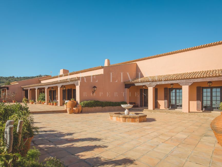 Impresionante Cortijo con vistas panorámicas al mar y cerca de la playa en Hacienda Las Chapas, Marbella Este