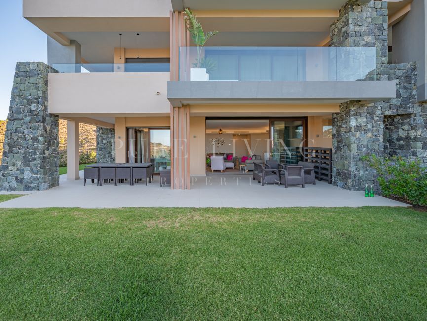 Espléndido apartamento con vistas panorámicas al mar en Real de La Quinta, Benahavis