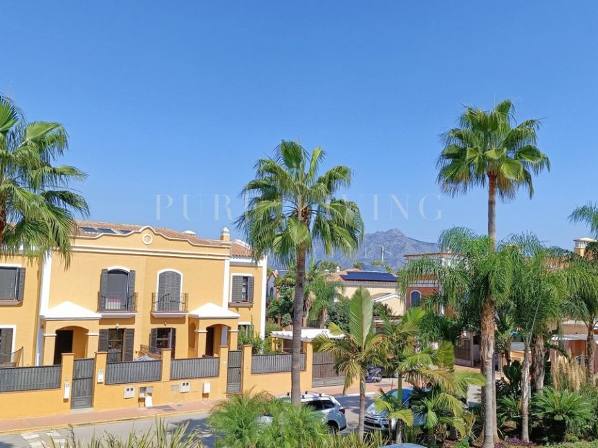 Fantástica casa adosada de cuatro dormitorios con jardín privado en Guadalmina Alta, Marbella