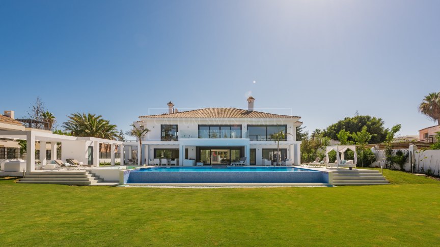 Lovely contemporary beachside villa in Casasola