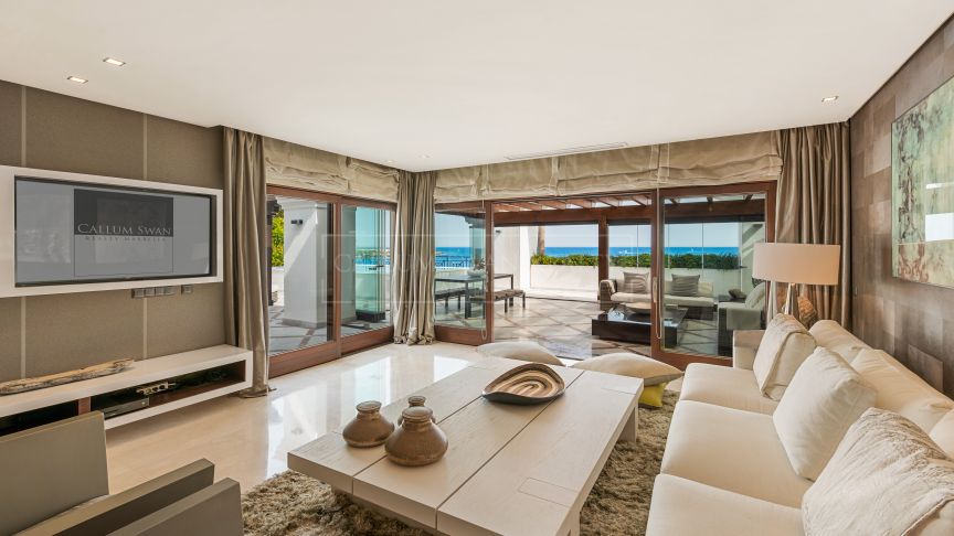 Spectacular frontline penthouse with breath taking sea view