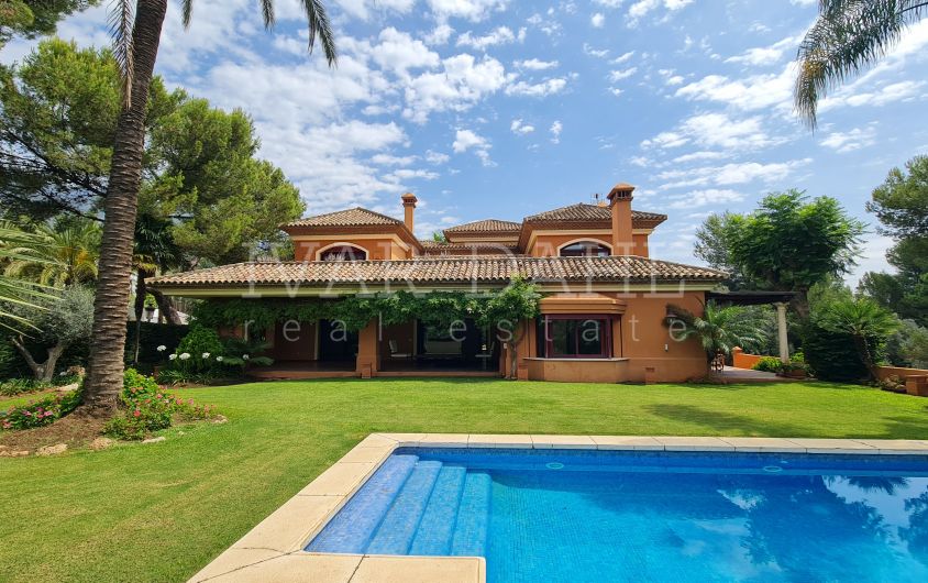 Villa i traditional Andalusian architecture i Altos Reales, 24/7 säkerhet, Marbella