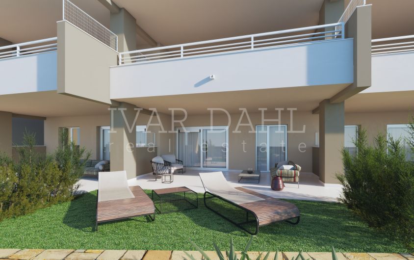Ny lägenhet på bottenvåningen på första raden av golf, Estepona, Costa del Sol