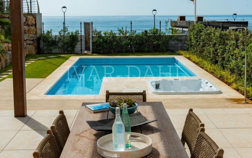 New luxury bungalow with private pool on the beach in Estepona