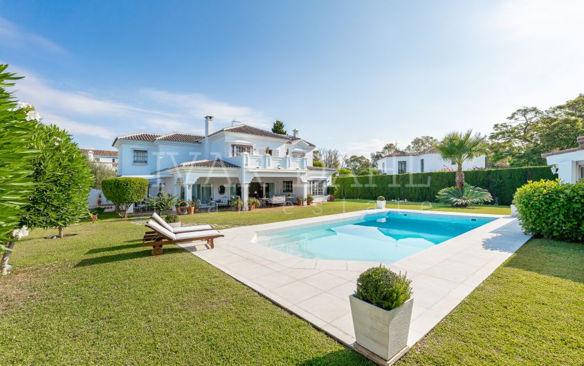 Villa zum Verkauf in Casasola, Estepona, in der Nähe von Strand und Golfplatz