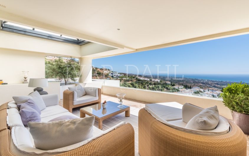 Lyxig takvåning i 2 plan med panoramautsikt över havet i Los Monteros Hill Club, Marbella East