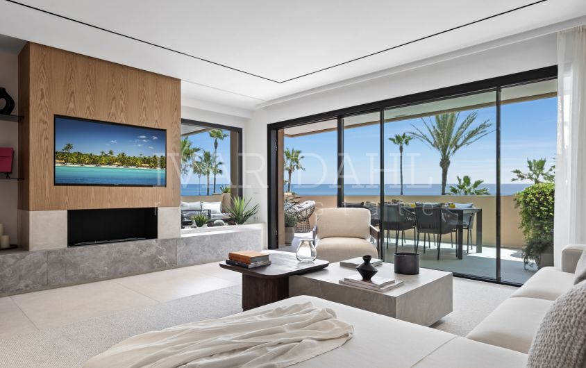 Neu renoviertes, luxuriöses Strandapartment mit 3 Schlafzimmern und offenem Meerblick in Costalita del Mar, Estepona