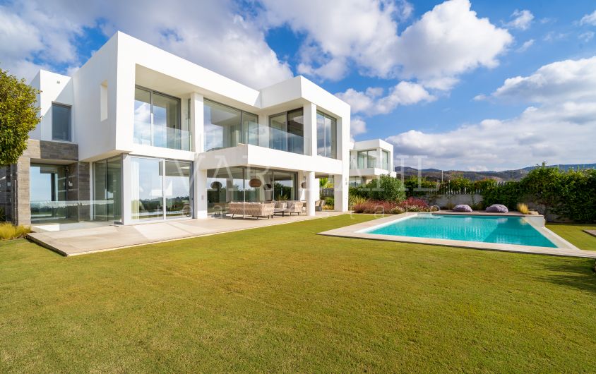 Modern villa med spektakulär utsikt över havet och golfen i Santa Clara Golf, Marbella East