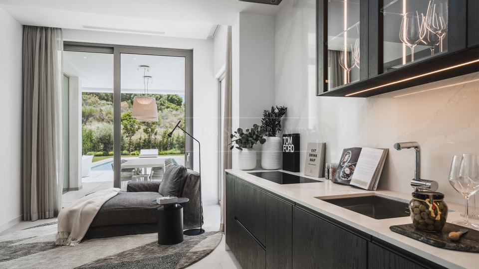 Estepona, Villa a estrenar dentro de una urbanización cerrada en El Paraíso