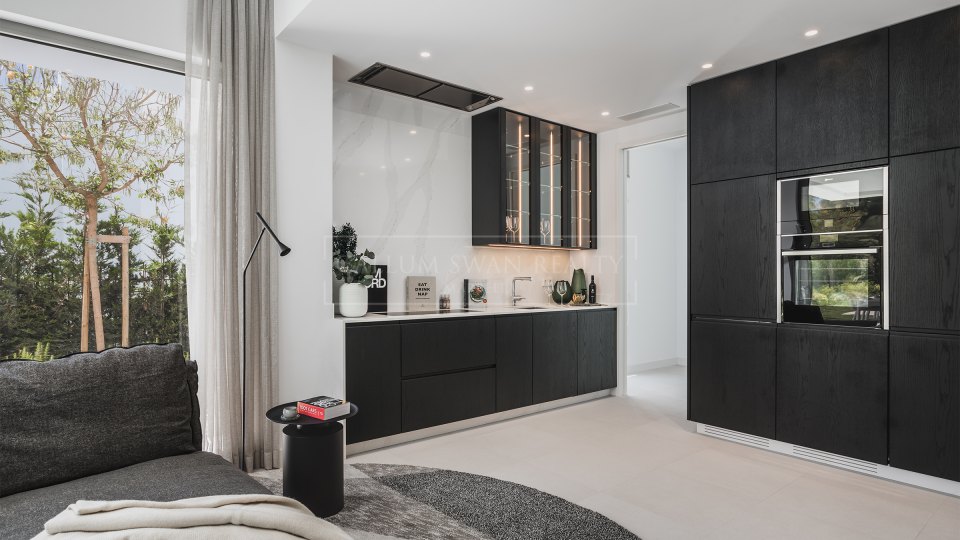 Estepona, Villa a estrenar dentro de una urbanización cerrada en El Paraíso