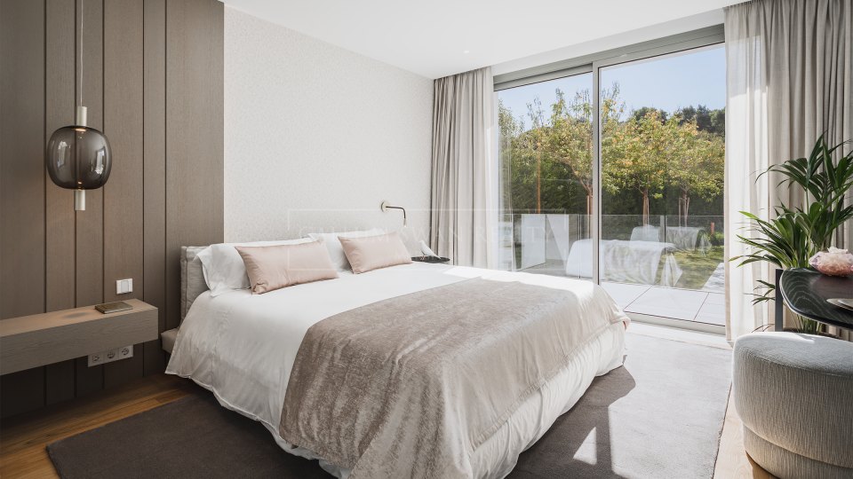 Estepona, Villa a estrenar dentro de una urbanización cerrada en El Paraíso