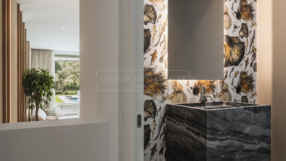 Estepona, Villa a estrenar dentro de una urbanización cerrada en El Paraíso