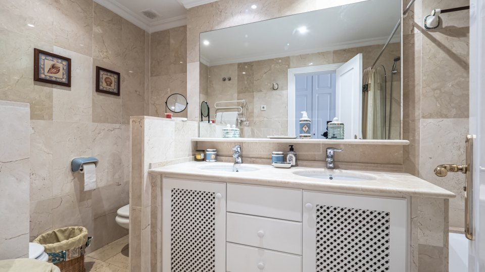 Marbella - Puerto Banus, Appartement spacieux en première ligne de plage à Puerto Banus