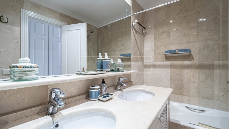 Marbella - Puerto Banus, Appartement spacieux en première ligne de plage à Puerto Banus