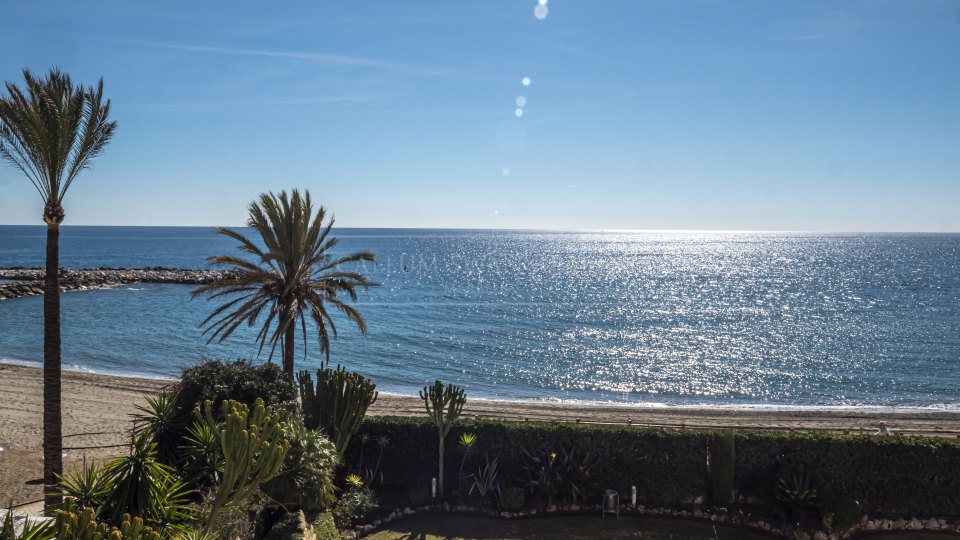 Marbella - Puerto Banus, Appartement spacieux en première ligne de plage à Puerto Banus