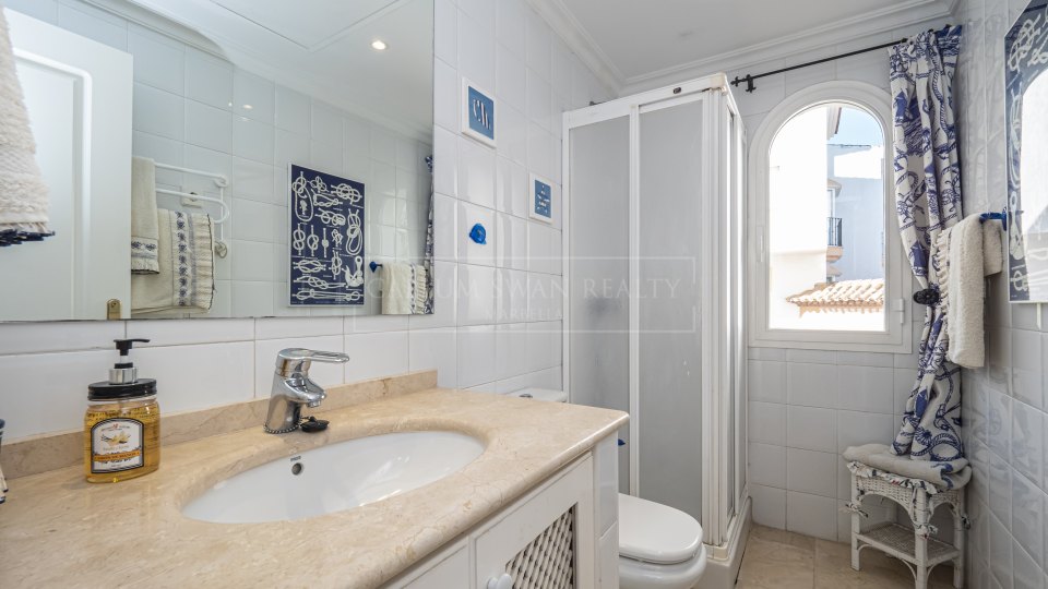 Marbella - Puerto Banus, Appartement spacieux en première ligne de plage à Puerto Banus