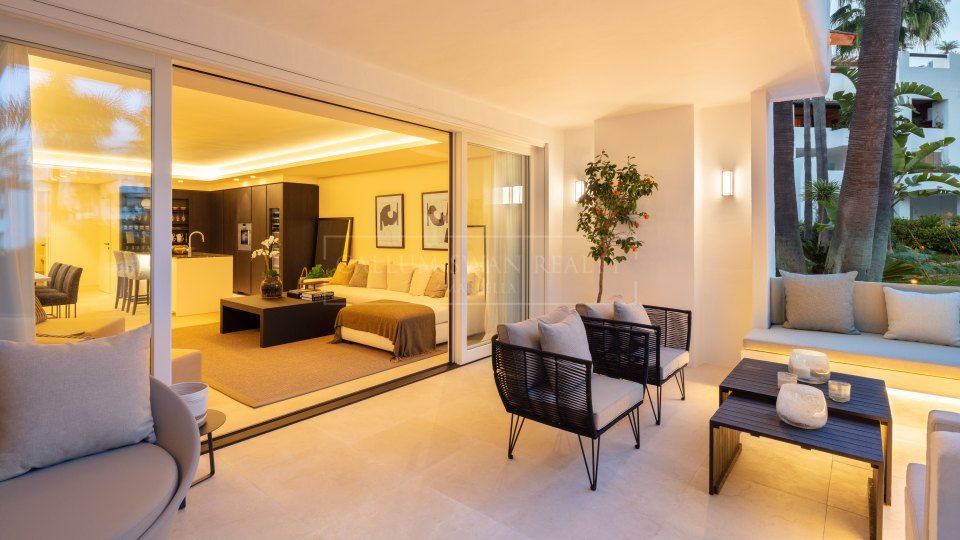 Marbella Golden Mile, Stylish luxury apartment in beachfront complex of Puente Romano
