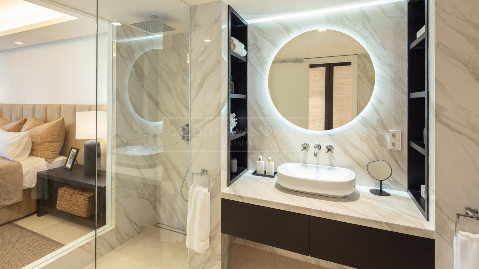 Marbella Golden Mile, Stylish luxury apartment in beachfront complex of Puente Romano