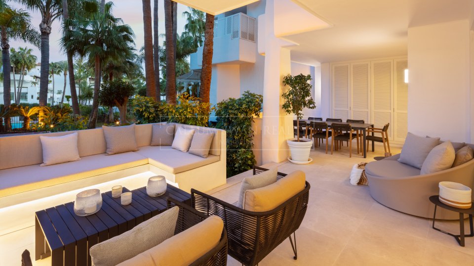 Marbella Golden Mile, Stylish luxury apartment in beachfront complex of Puente Romano