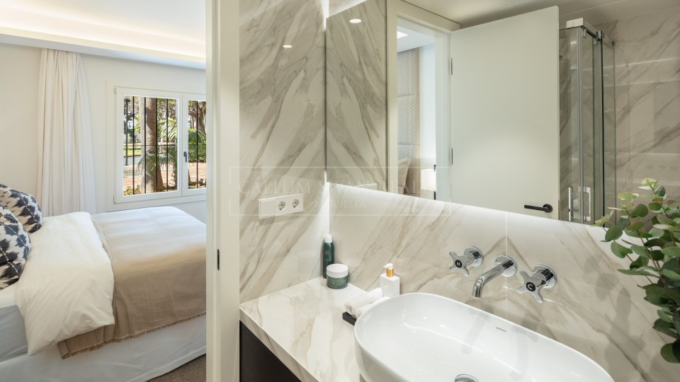 Marbella Golden Mile, Stylish luxury apartment in beachfront complex of Puente Romano